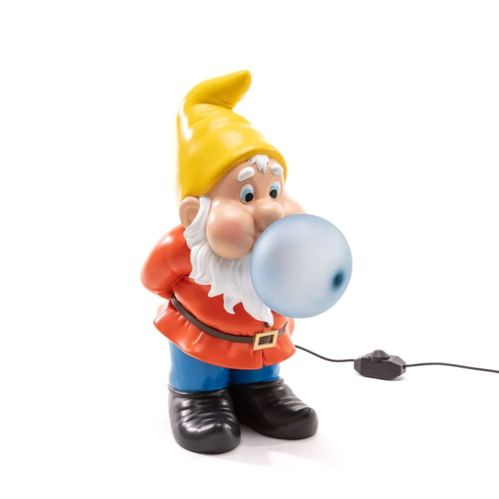 Lampe à poser Gummy Snooping en forme de nain de jardin en résine par UTO BALMORAL x Seletti