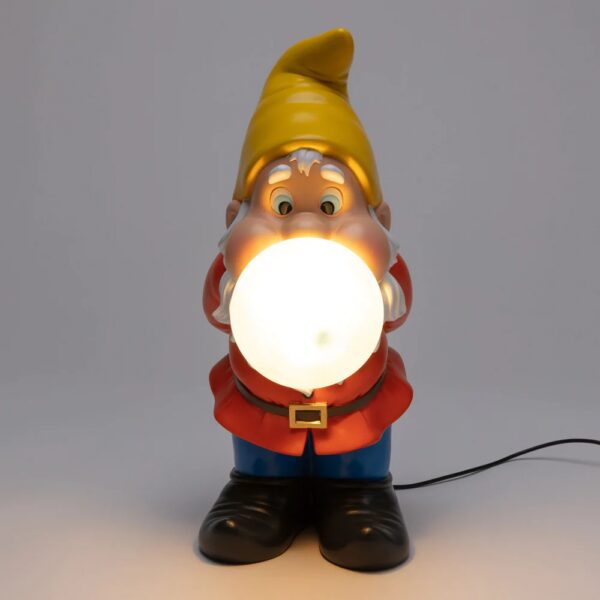 Lampe à poser Gummy Snooping en forme de nain de jardin en résine par UTO BALMORAL x Seletti