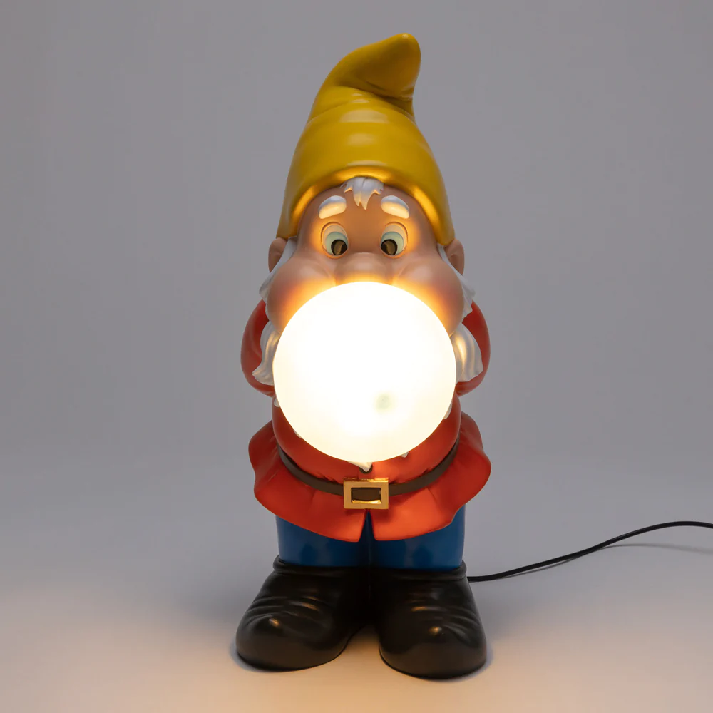 Lampe à poser Gummy Snooping en forme de nain de jardin en résine par UTO BALMORAL x Seletti