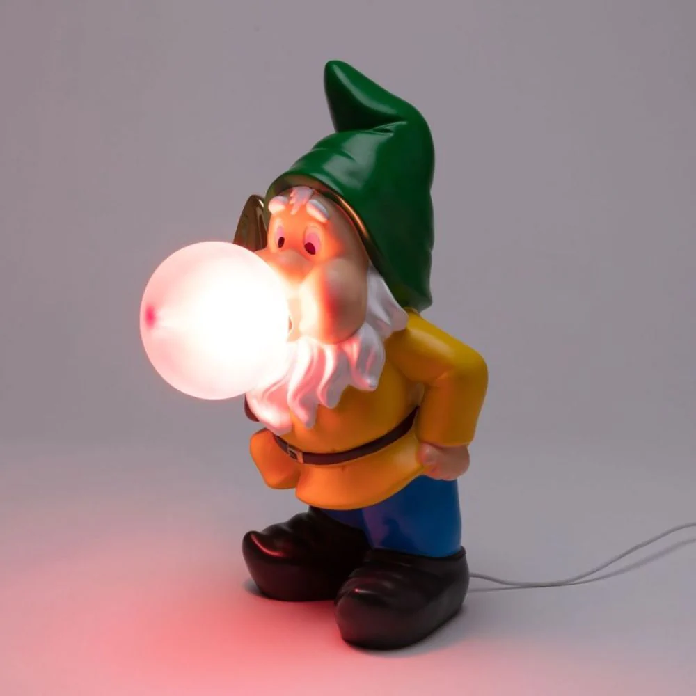 Lampe à poser Gummy Working en forme de nain de jardin en résine par UTO BALMORAL x Seletti