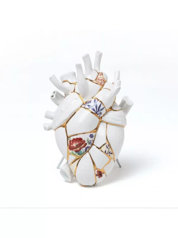 Vase design Love in Bloom Kintsugi en porcelaine et or 24K en forme de coeur par Marcantonio X Seletti