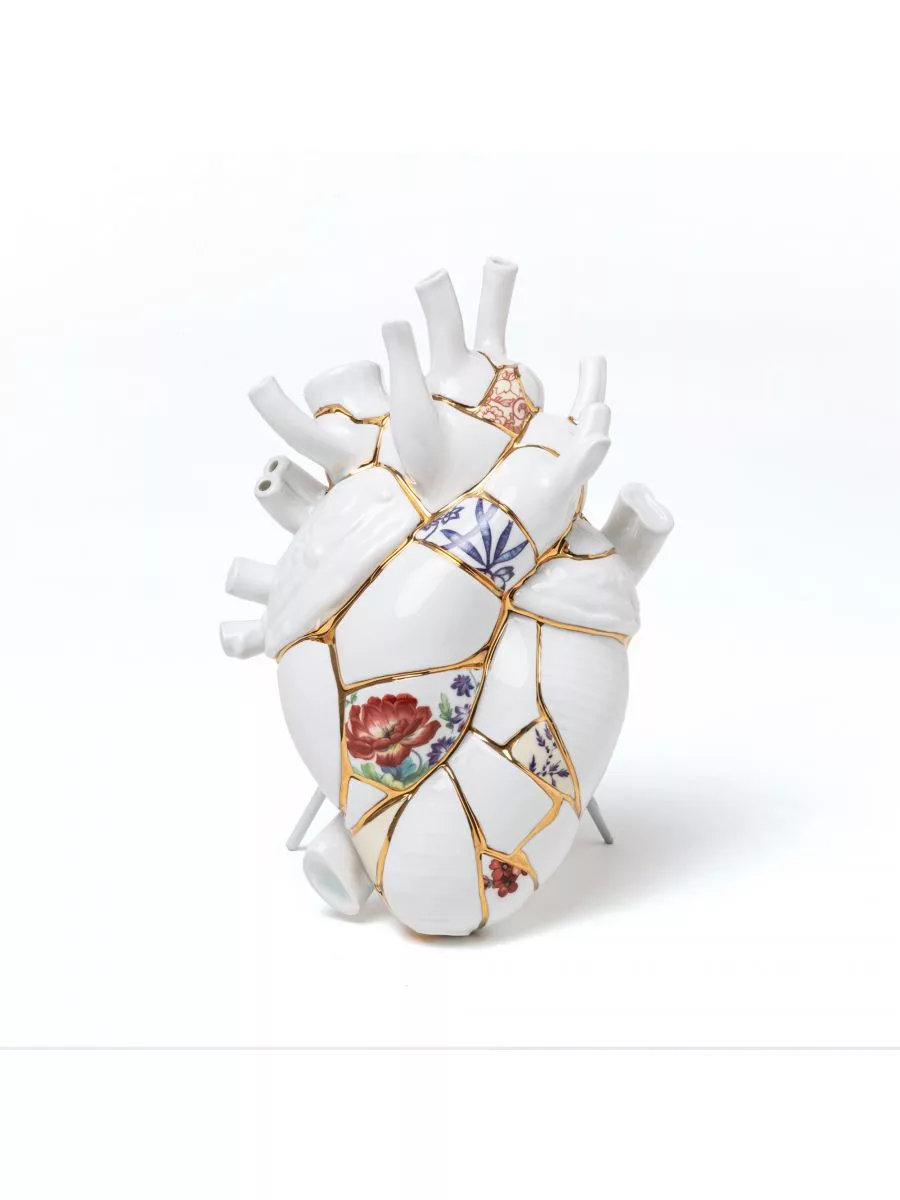 Vase design Love in Bloom Kintsugi en porcelaine et or 24K en forme de coeur par Marcantonio X Seletti
