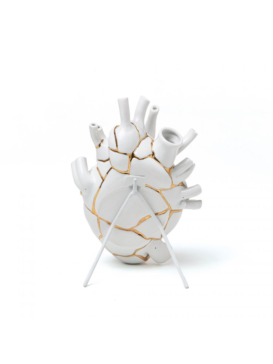 Vase design Love in Bloom Kintsugi en porcelaine et or 24K en forme de coeur par Marcantonio X Seletti Vase design Love in Bloom Kintsugi en porcelaine et or 24K en forme de coeur par Marcantonio X Seletti
