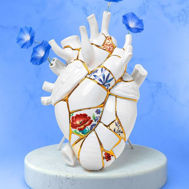 Vase design Love in Bloom Kintsugi en porcelaine et or 24K en forme de coeur par Marcantonio X Seletti Vase design Love in Bloom Kintsugi en porcelaine et or 24K en forme de coeur par Marcantonio X Seletti