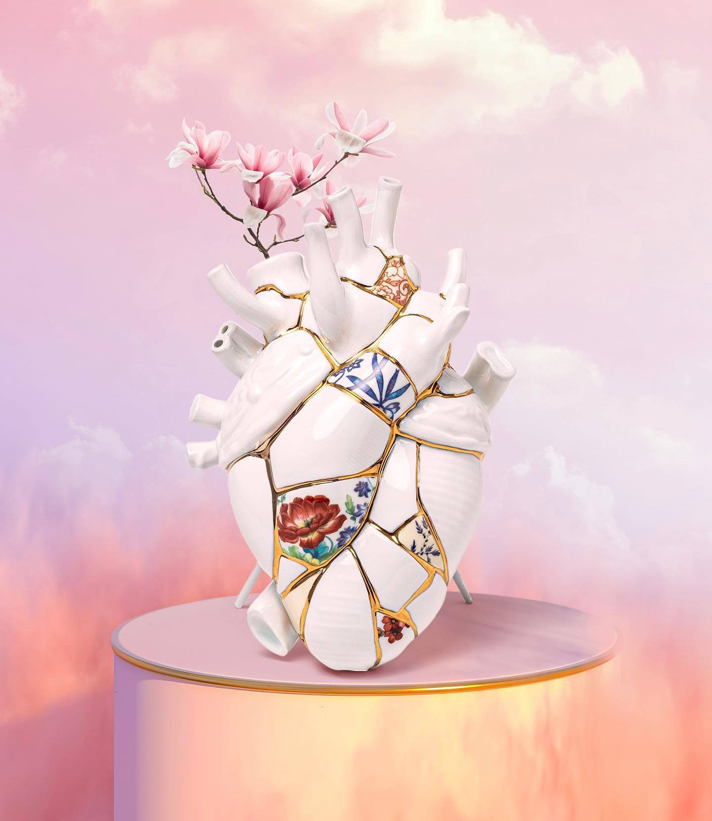 Vase design Love in Bloom Kintsugi en porcelaine et or 24K en forme de coeur par Marcantonio X Seletti