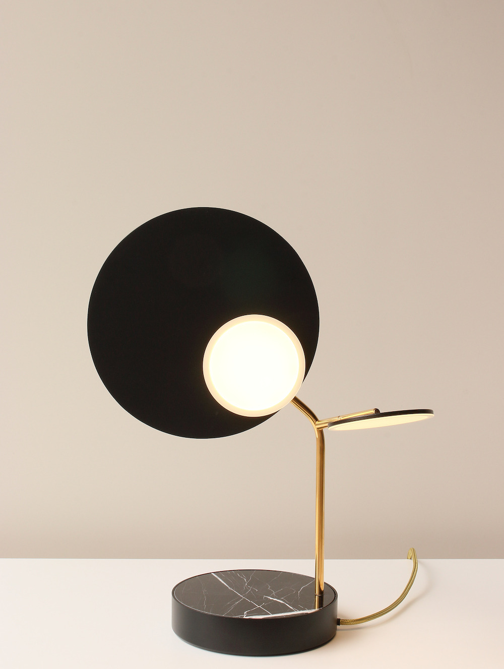 Lampe à poser Ballon noir LED au design scandinave par Tunto Lampe à poser Ballon noir LED au design scandinave par Tunto