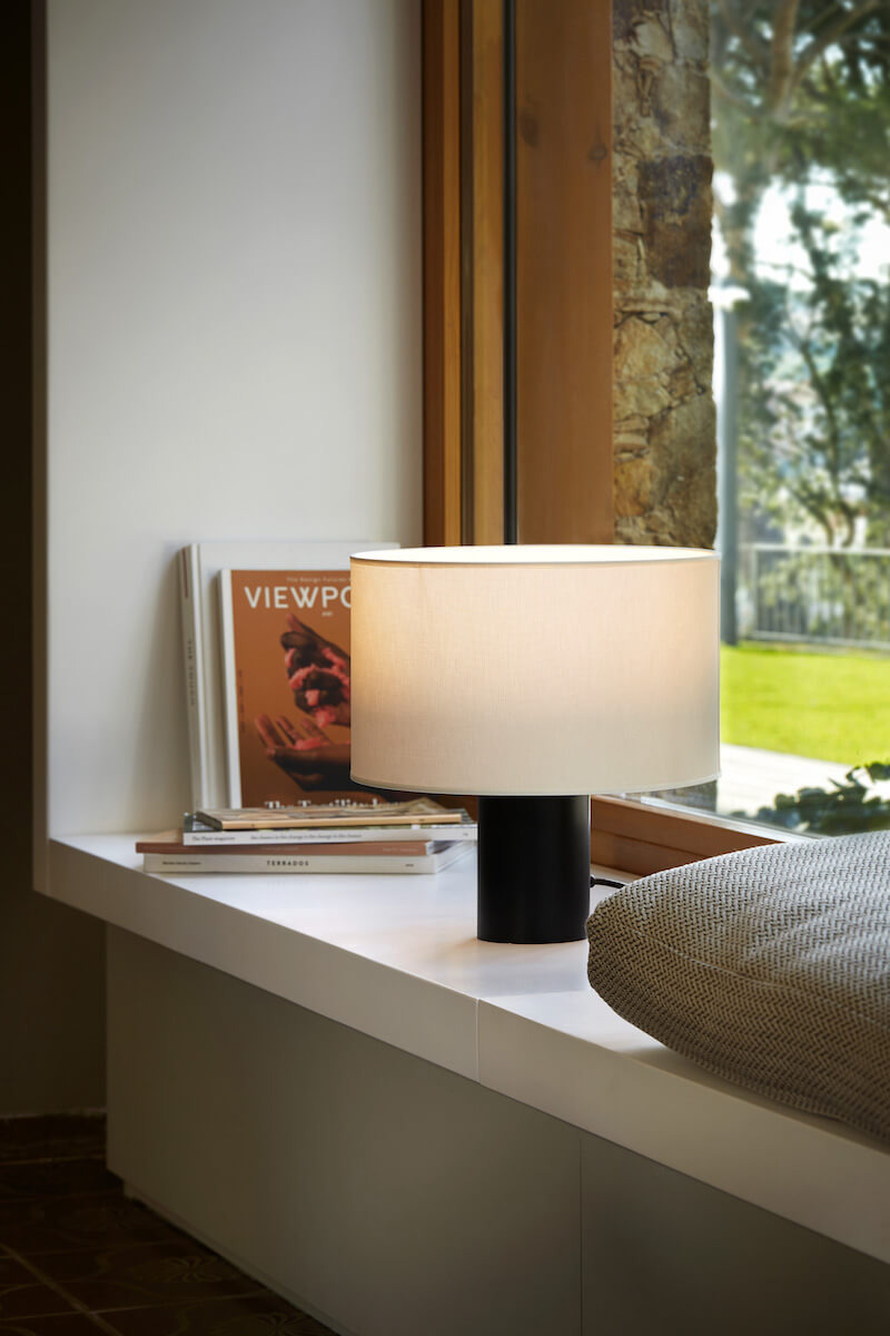 Lampe à poser Cyls en métal avec abat-jour en polyester par Mermelada Estudio x Estiluz