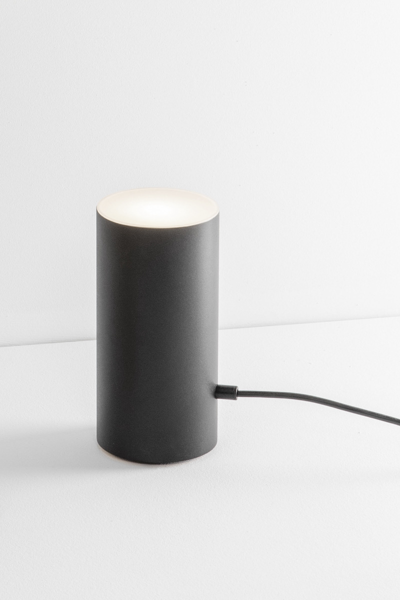 Lampe à poser Cyls 2 en métal par Mermelada Estudio x Estiluz Lampe à poser Cyls en métal par Mermelada Estudio x Estiluz