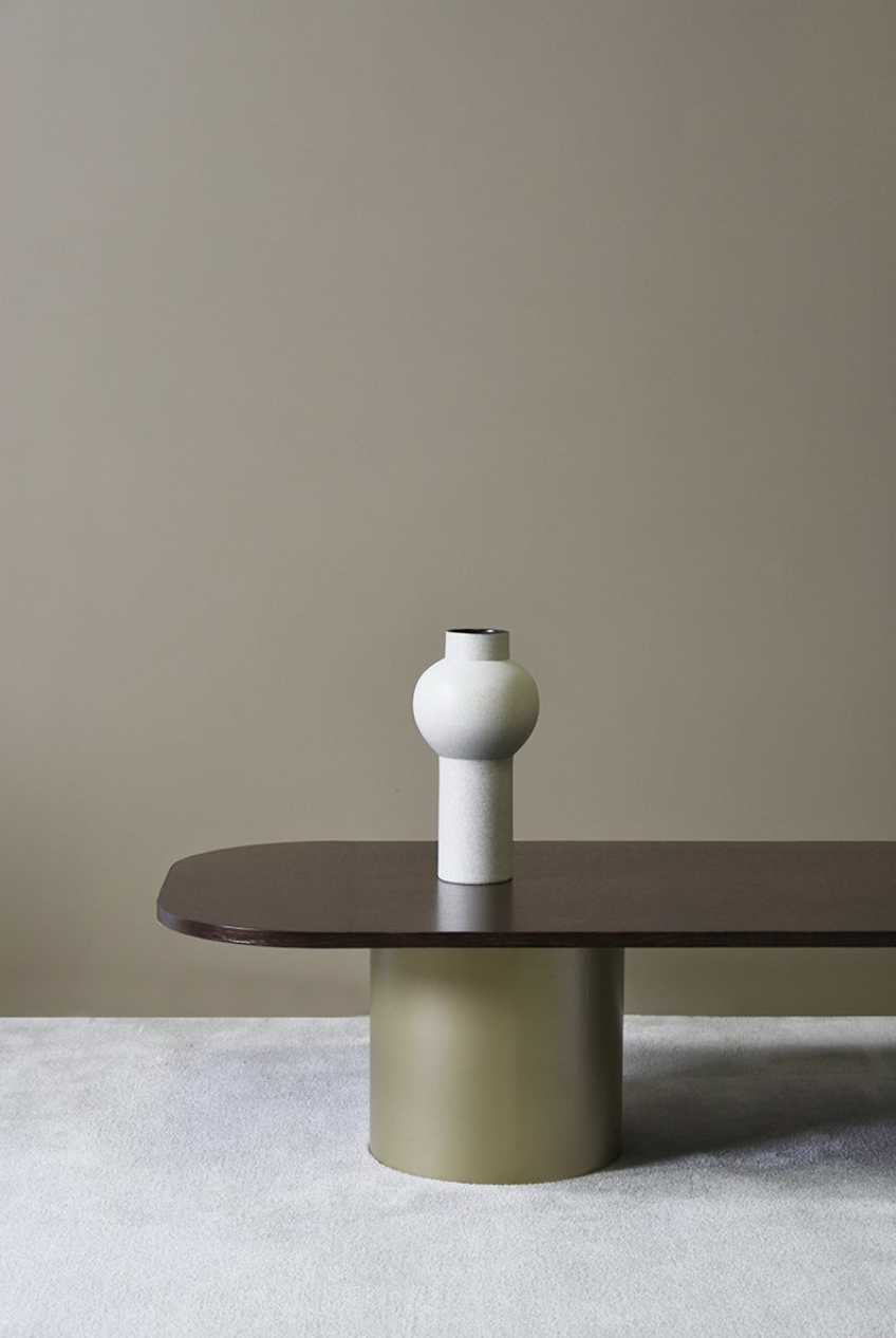 Table basse Arcadie en chêne fumé par Eno studio