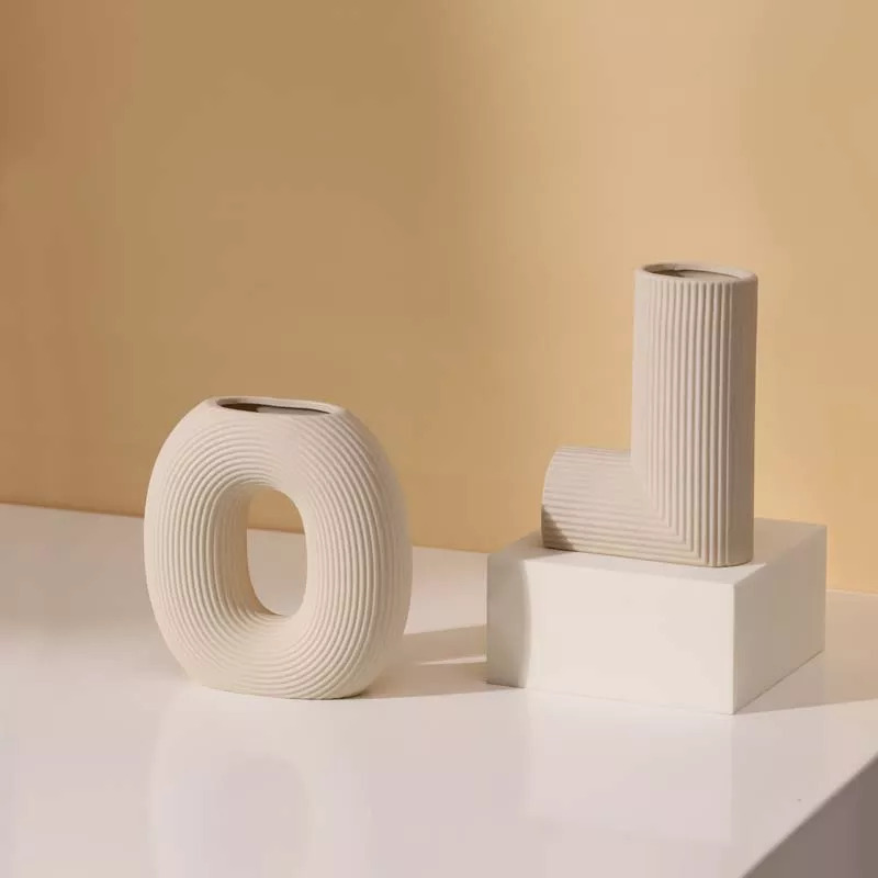 Vase design Love 4 lettres en porcelaine au design insolite Vases design Love 4 lettres en porcelaine au design insolite