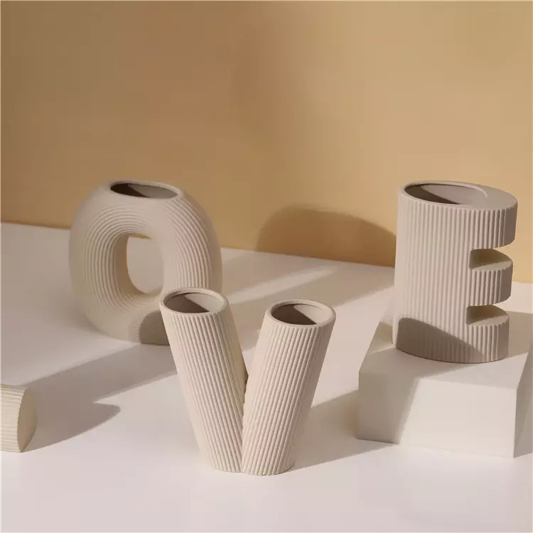 Vase design Love 4 lettres en porcelaine au design insolite Vases design Love 4 lettres en porcelaine au design insolite