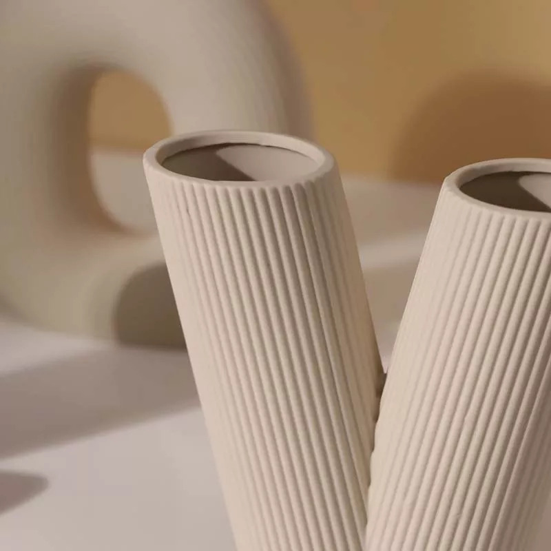 Vase design Love 4 lettres en porcelaine au design insolite Vases design Love 4 lettres en porcelaine au design insolite