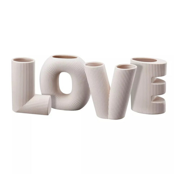 Vases design Love 4 lettres en porcelaine par Pavao Studio