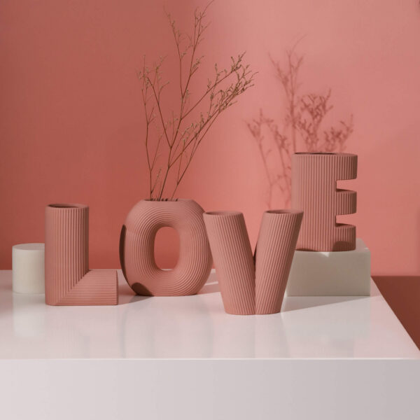 Vases design Love 4 lettres en porcelaine au design insolite