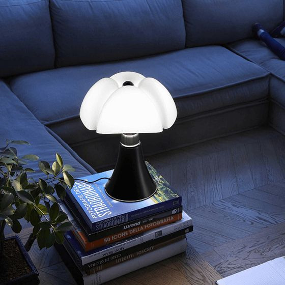 Lampe à poser Mini Pipistrello H35 cm par Gae Aulenti x Martinelli Luce Lampe à poser Mini Pipistrello H35 cm par Gae Aulenti x Martinelli Luce