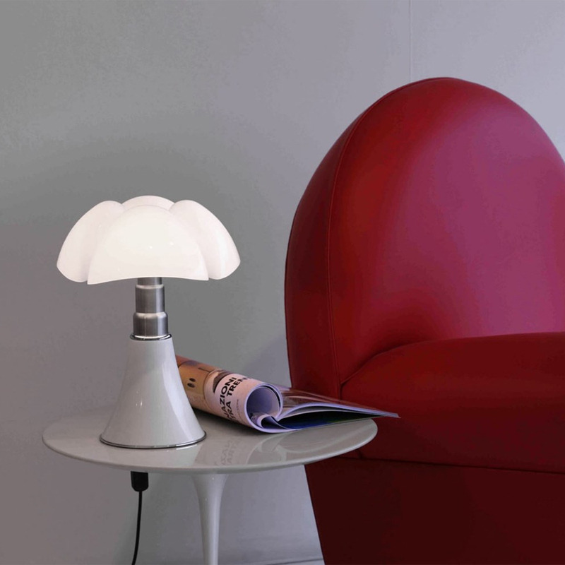 Lampe à poser Mini Pipistrello H35 cm par Gae Aulenti x Martinelli Luce Lampe à poser Mini Pipistrello H35 cm par Gae Aulenti x Martinelli Luce