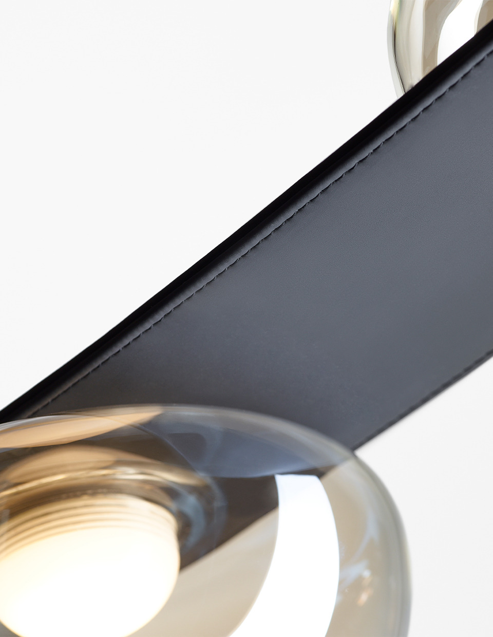 Suspension Dew Drops en cuir par Boris Klimek x Bomma Suspension Dew Drops en cuir par Boris Klimek x Bomma