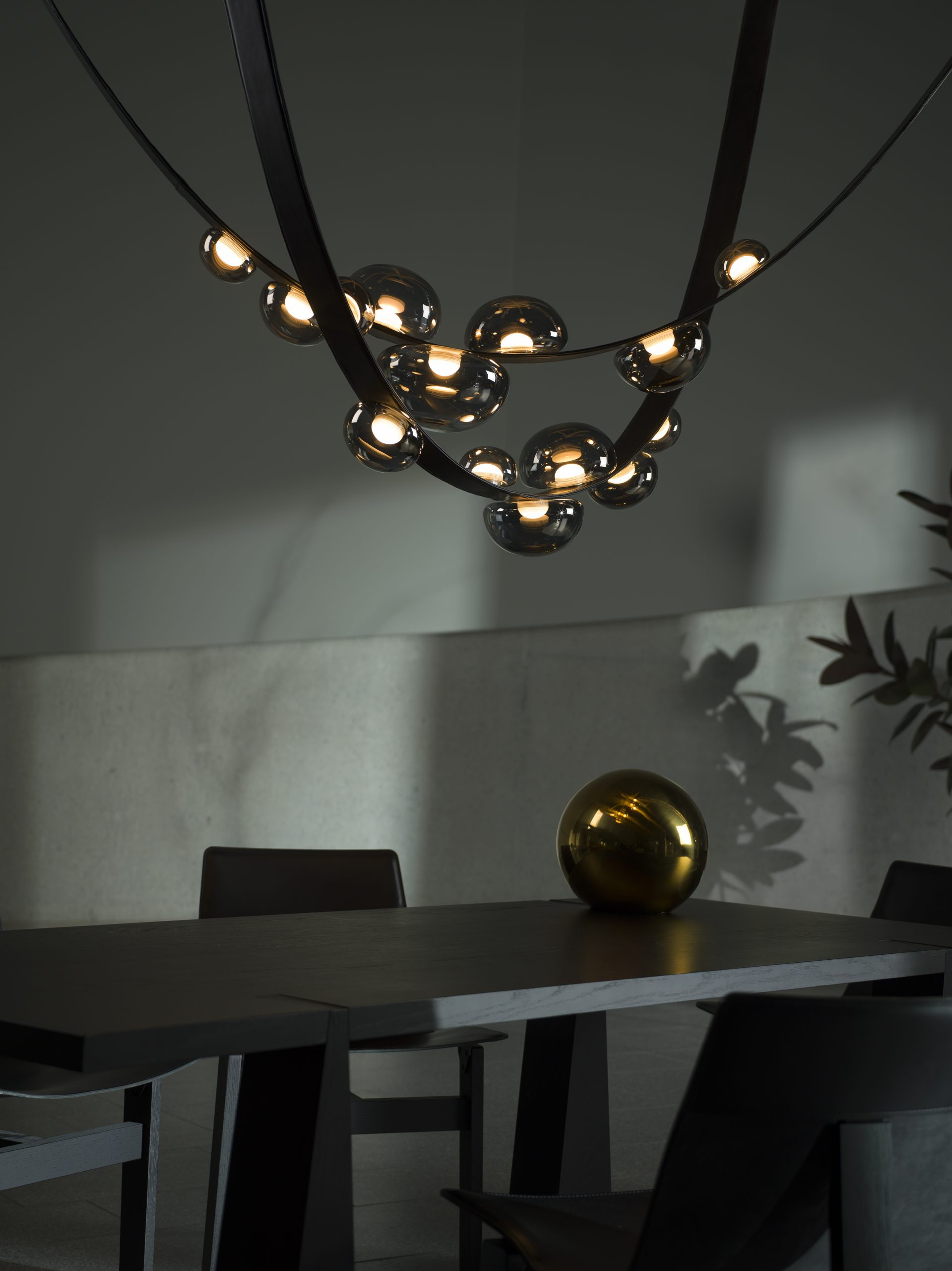Suspension Dew Drops en cuir par Boris Klimek x Bomma Suspension Dew Drops en cuir par Boris Klimek x Bomma