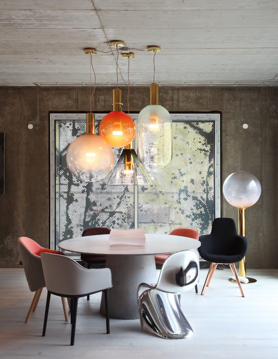 Suspension Phenomena L sphere par Dechem Studio x Bomma Suspension Phenomena L sphere par Dechem Studio x Bomma