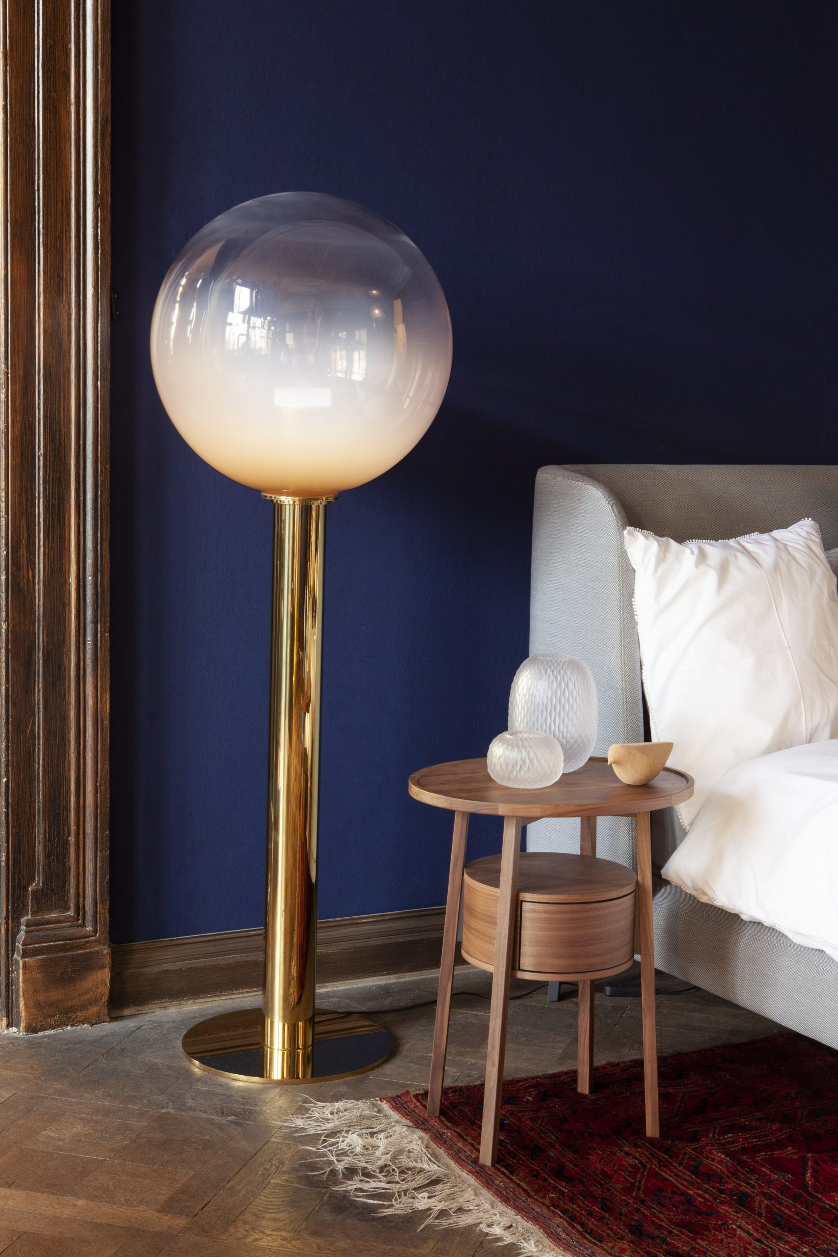 Lampadaire Phenomena L sphere par Dechem Studio x Bomma Lampadaire Phenomena L sphere par Dechem Studio x Bomma
