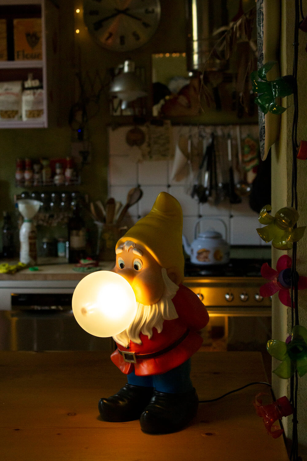 Lampe à poser Gummy Snooping en forme de nain de jardin en résine par UTO BALMORAL x Seletti Lampe à poser Gummy Snooping en forme de nain de jardin en résine par UTO BALMORAL x Seletti