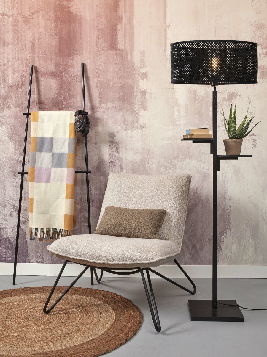 Lampadaire Java avec tablettes et abat-jour en Bambou naturel au design naturel par Good & Mojo Lampadaire Java avec tablettes et abat-jour en Bambou naturel au design naturel par Good & Mojo
