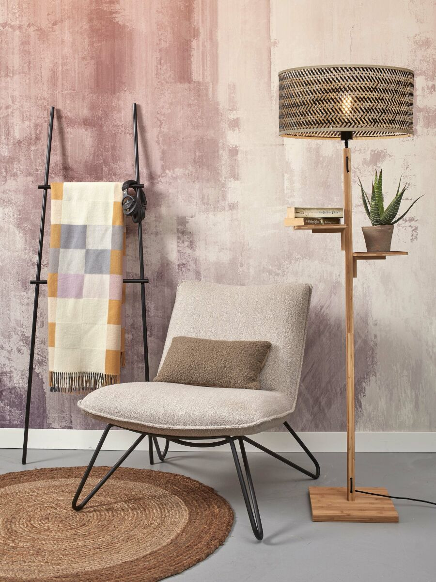 Lampadaire Java avec tablettes et abat-jour en Bambou naturel au design naturel par Good & Mojo Lampadaire Java avec tablettes et abat-jour en Bambou naturel au design naturel par Good & Mojo