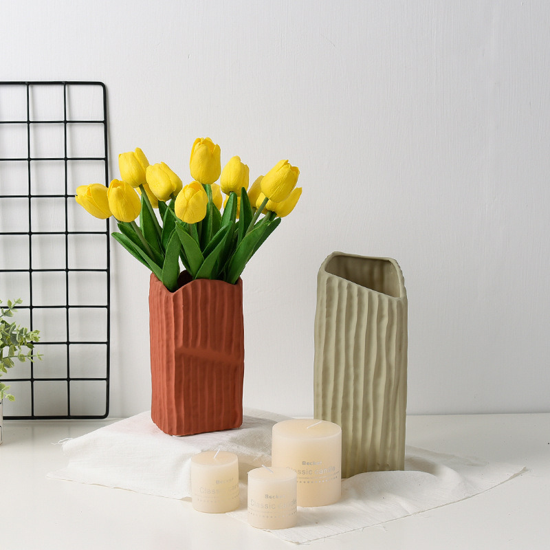 Zoom sur le vase en céramique : un intemporel déco Vase Kalamata brick en céramique au design vintage par Pavao Studio