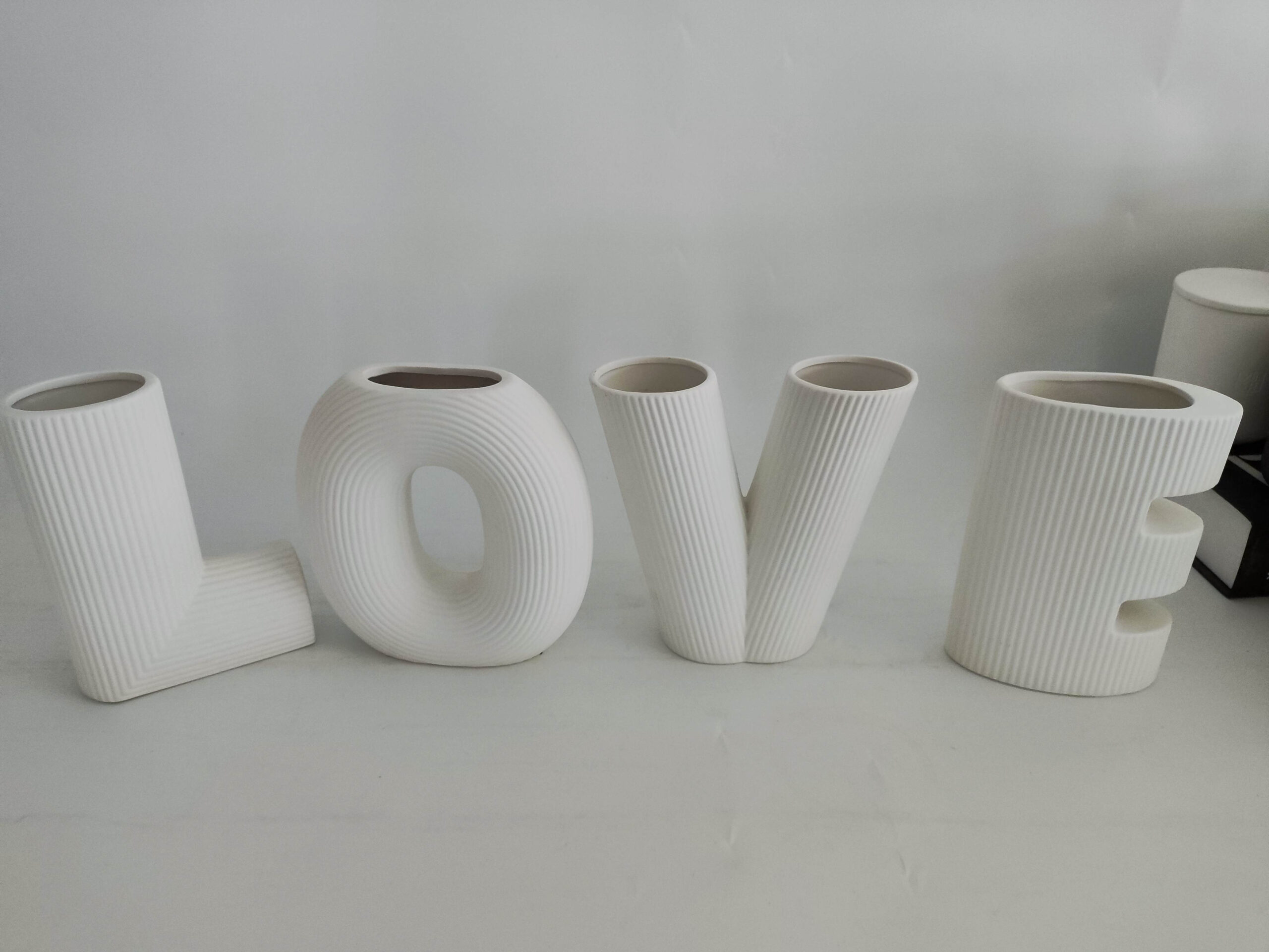 Vase design Love 4 lettres en porcelaine au design insolite Vases design Love 4 lettres en porcelaine au design insolite