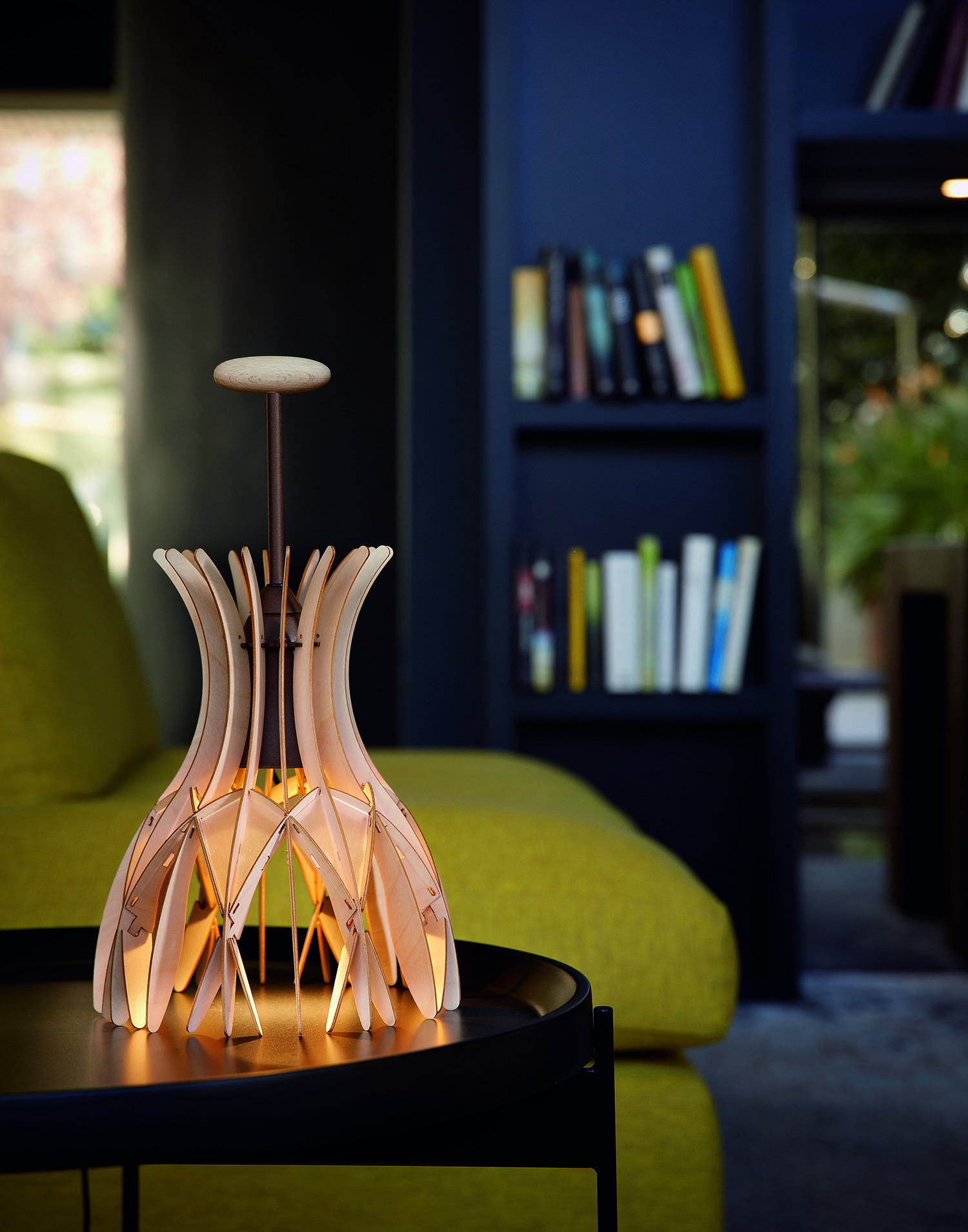 Lampe à poser Domita M36 en aluminium et bois de hêtre par Benedetta Tagliabue & Joana Bover x Bover