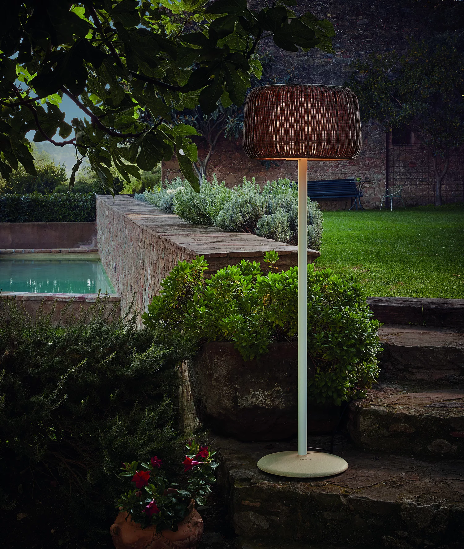 Lampadaire extérieur Fora P en fibre synthétique par Alex Fernández Camps & Gonzalo Milà x Bover