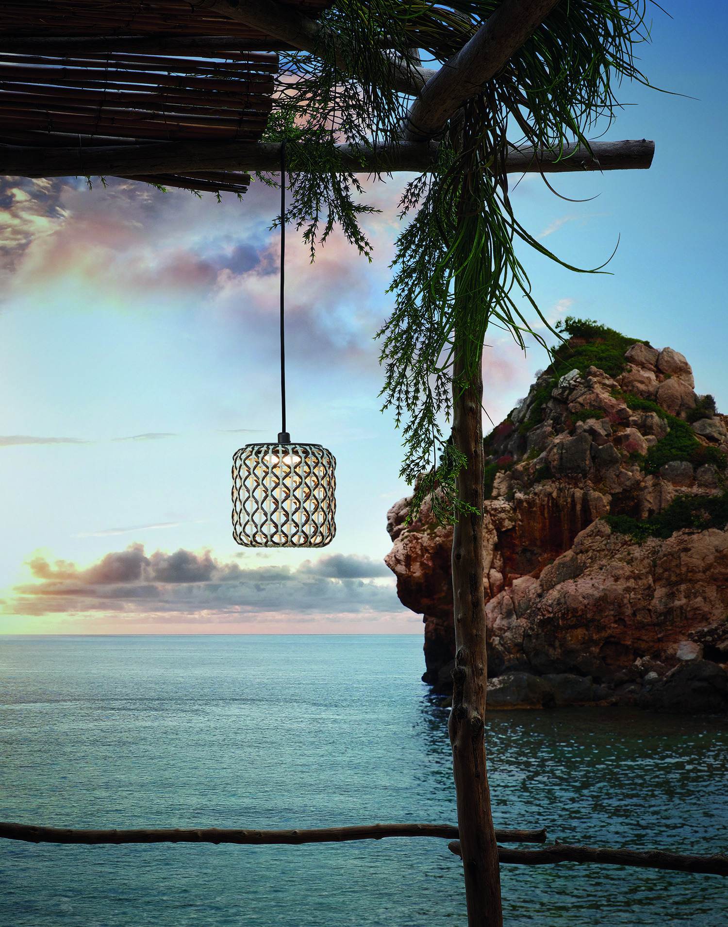 Suspension extérieur Nans S en fibre synthétique par Joana Bover x Bover Suspension extérieur Nans S en fibre synthétique par Joana Bover x Bover