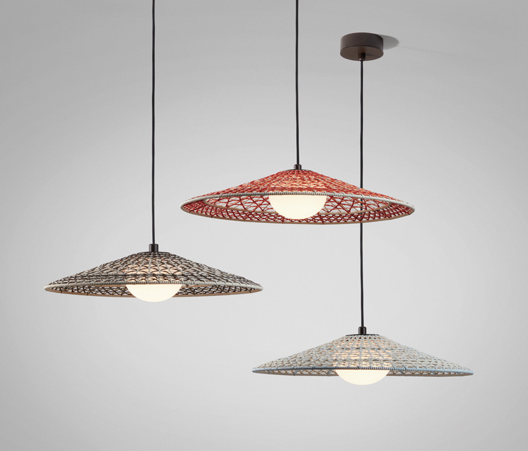 Suspension extérieur Nans S55 en fibre synthétique par Joana Bover x Bover Suspension extérieur Nans S55 en fibre synthétique par Joana Bover x Bover