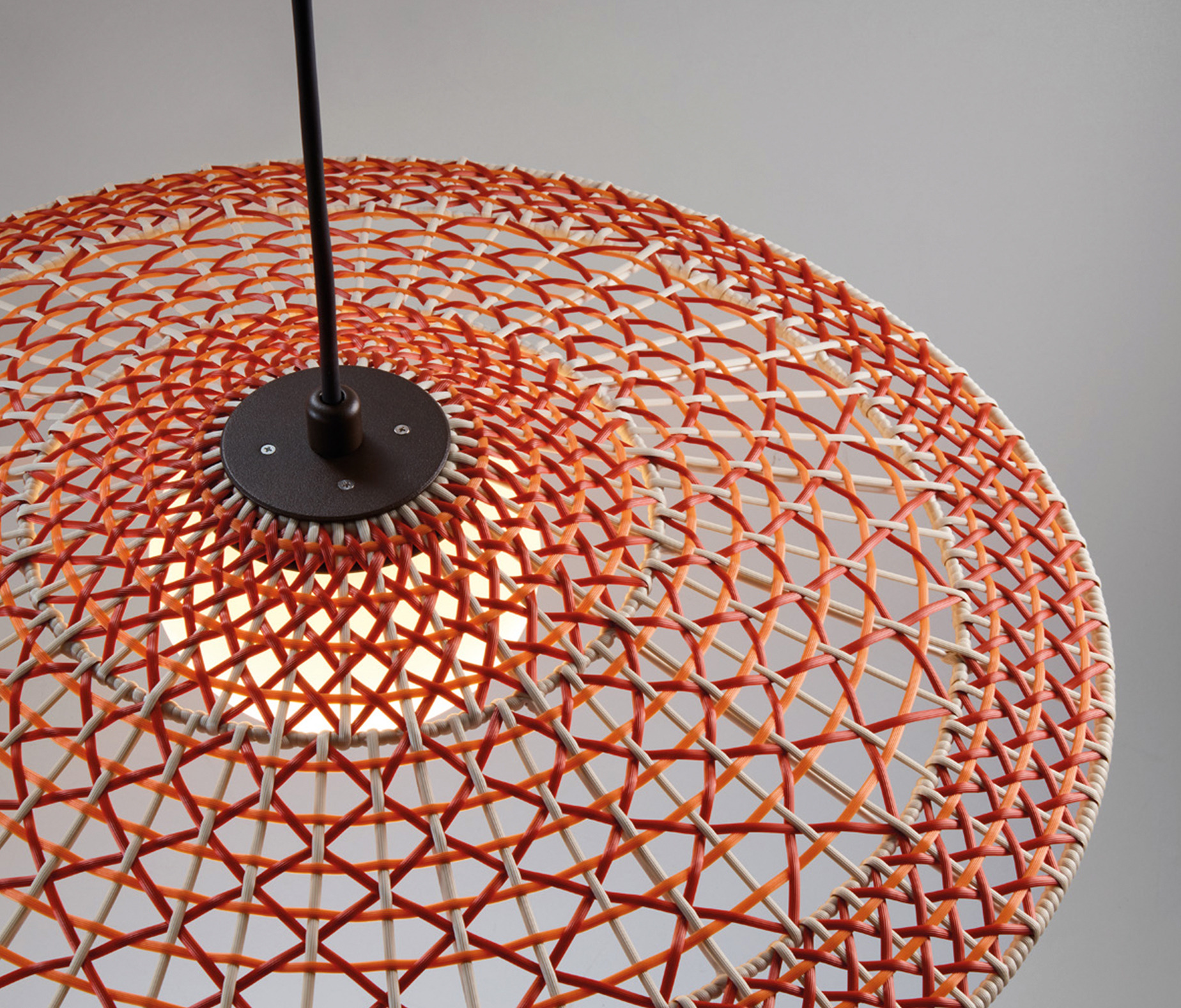 Suspension extérieur Nans S55 en fibre synthétique par Joana Bover x Bover Suspension extérieur Nans S55 en fibre synthétique par Joana Bover x Bover