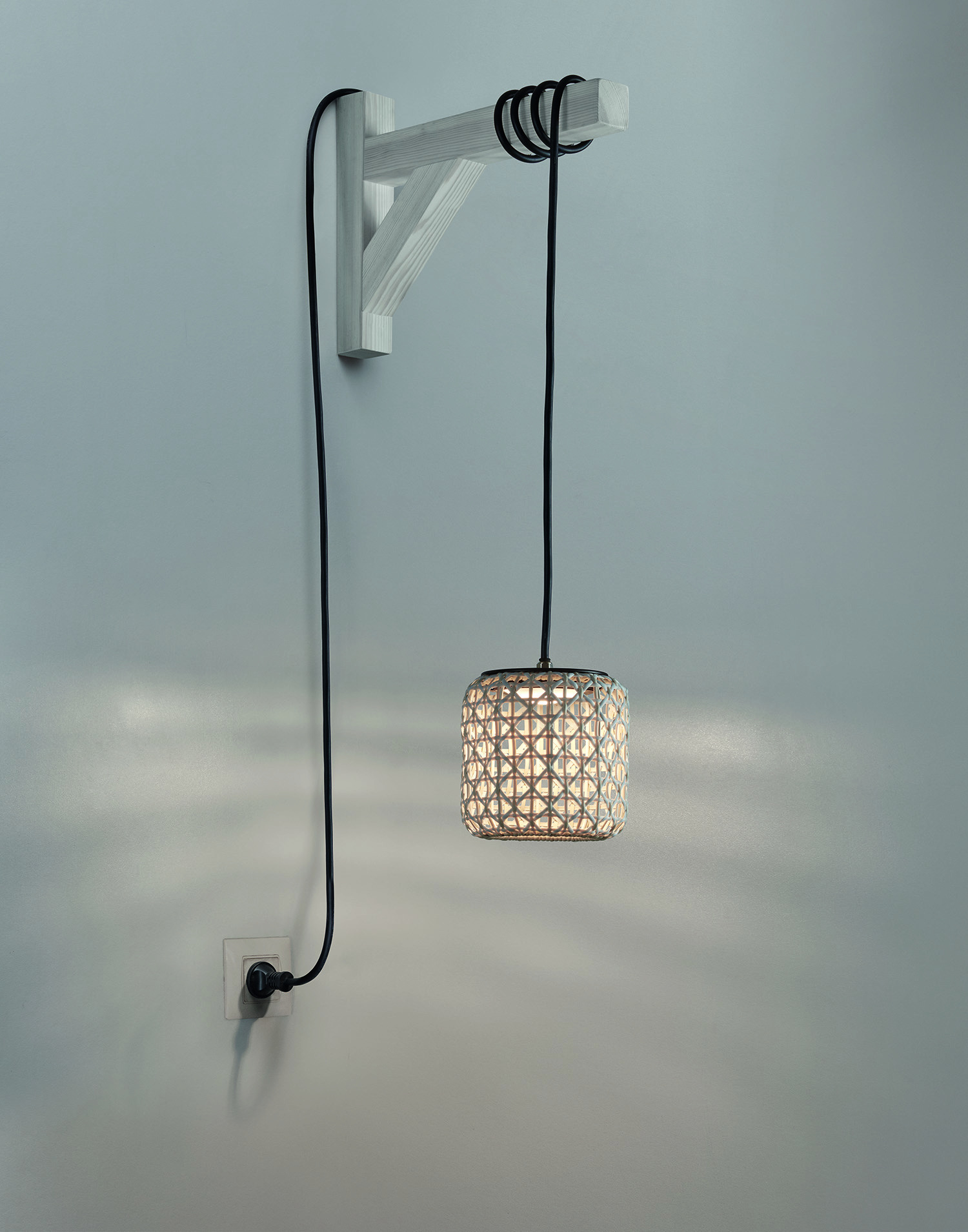 Suspension extérieur Nans S/16H en polycarbonate par Joana Bover x Bover Suspension extérieur Nans S/16H en polycarbonate par Joana Bover x Bover