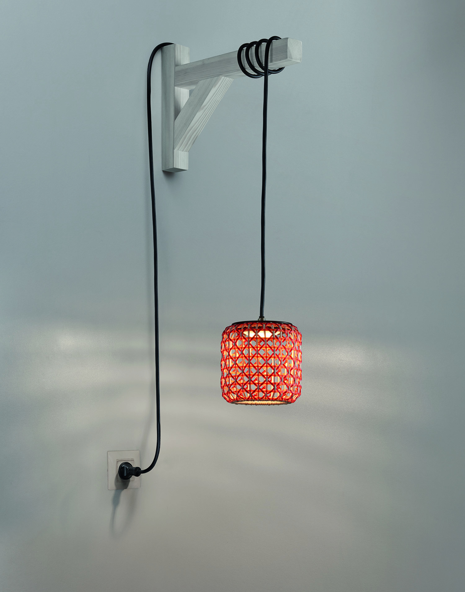 Suspension extérieur Nans S/16H en polycarbonate par Joana Bover x Bover Suspension extérieur Nans S/16H en polycarbonate par Joana Bover x Bover