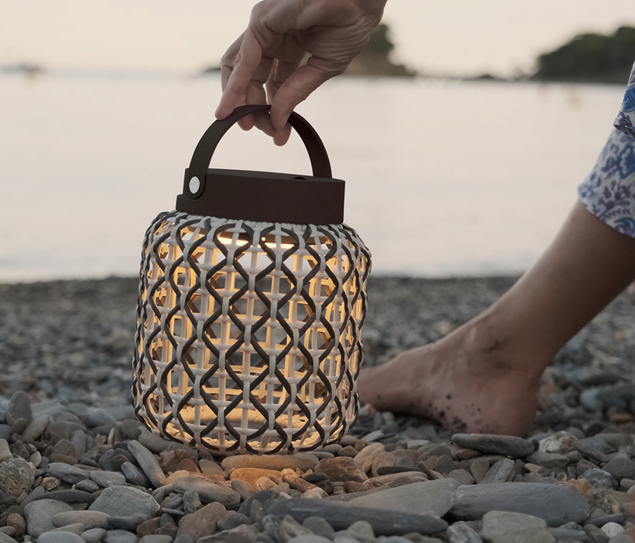 Lampe à poser d'extérieur Nans M21R en fibre synthétique par Joana Bover x Bover Lampe à poser d'extérieur Nans M21R en fibre synthétique par Joana Bover x Bover