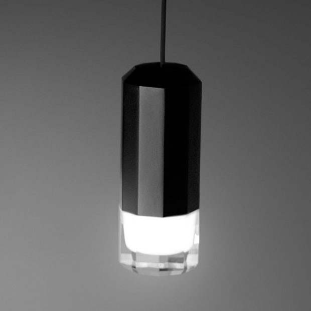 Suspension Wireflow triangle au design géométrique par Arik Levy x Vibia Suspension Wireflow triangle au design géométrique par Arik Levy x Vibia