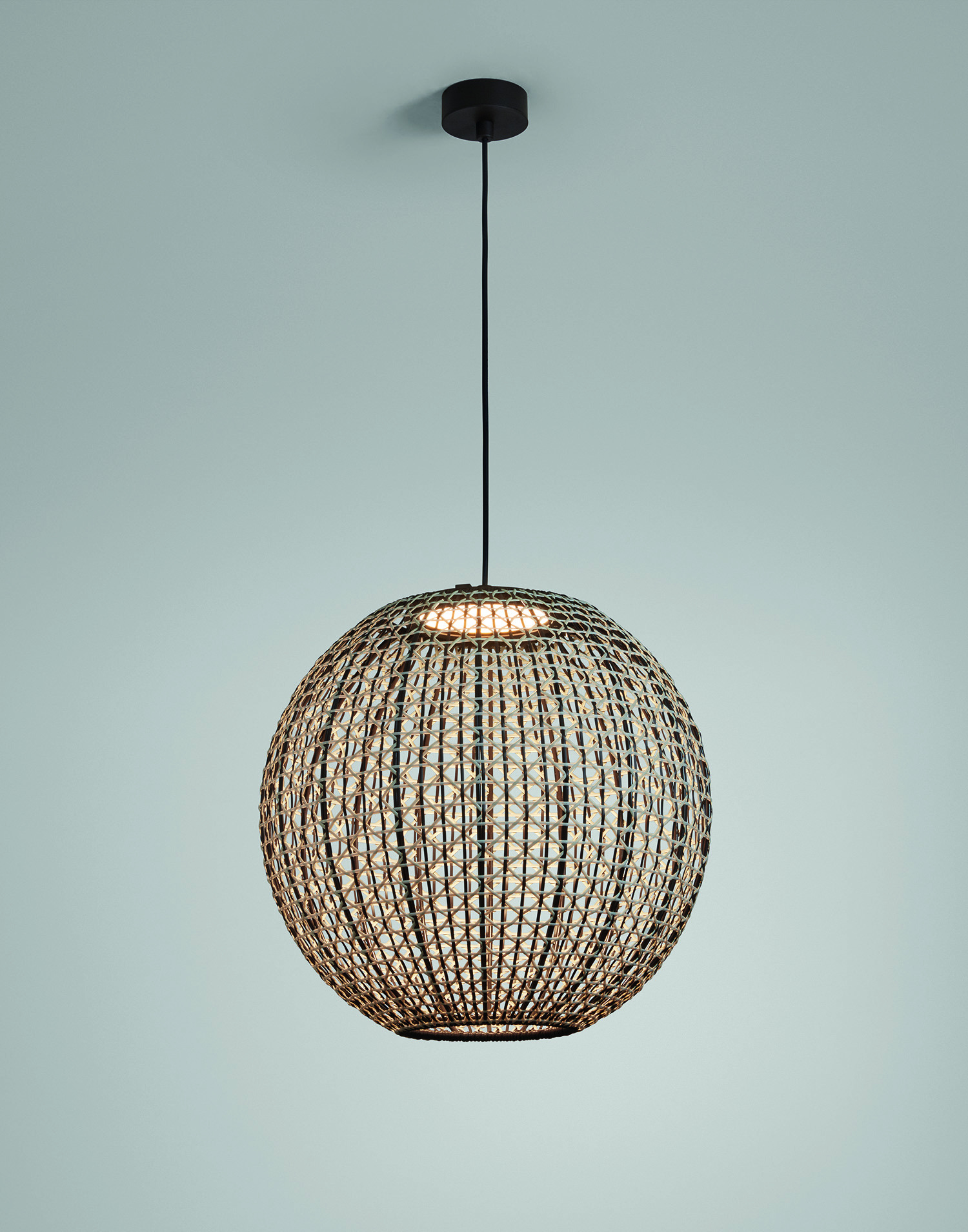 Suspension extérieur Nans Sphere S en fibre synthétique par Joana Bover x Bover Suspension extérieur Nans Sphere S en fibre synthétique par Joana Bover x Bover
