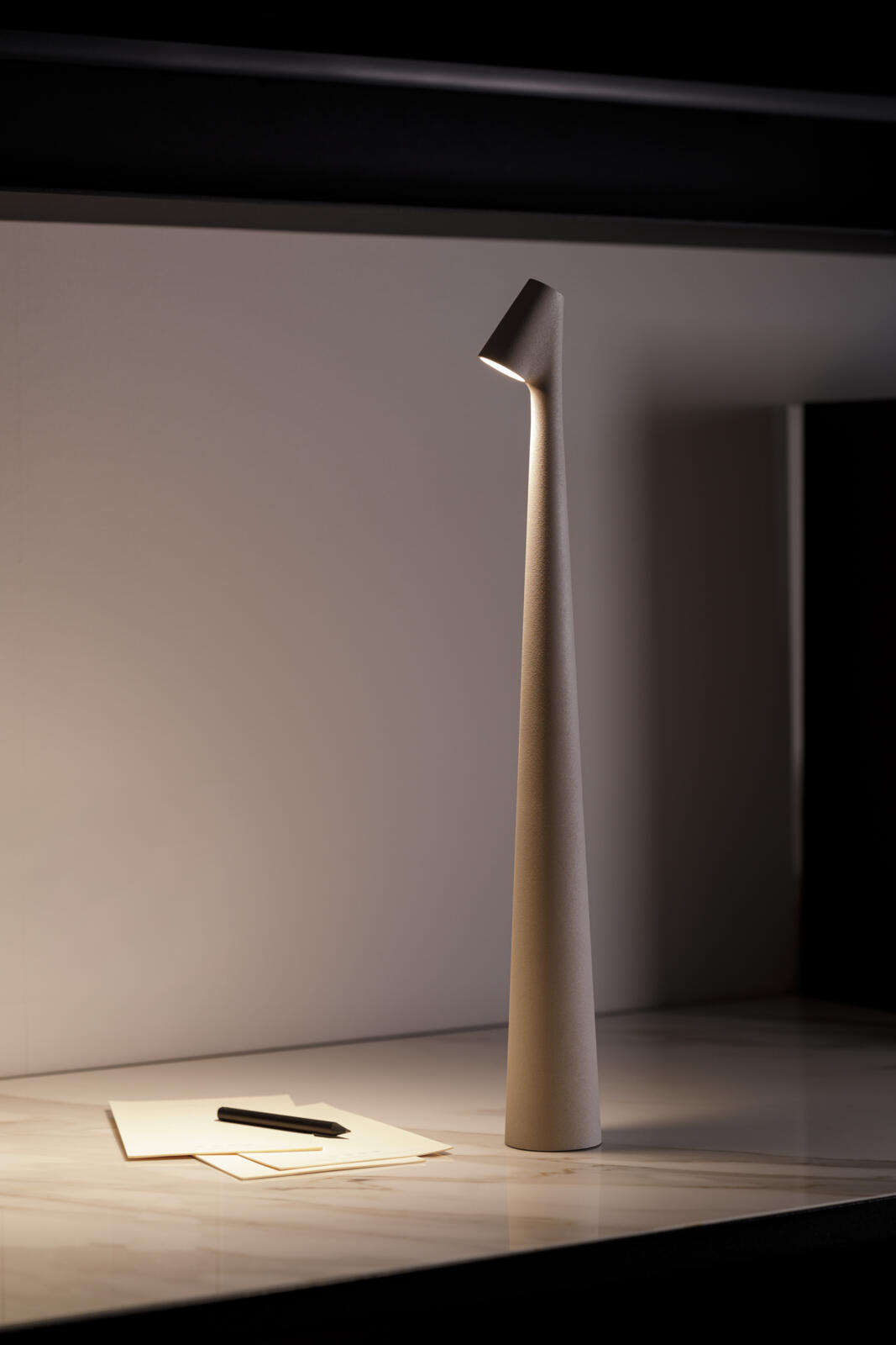 Lampe portable Africa en aluminium par Ichiro Francisco Gomez Paz x Vibia