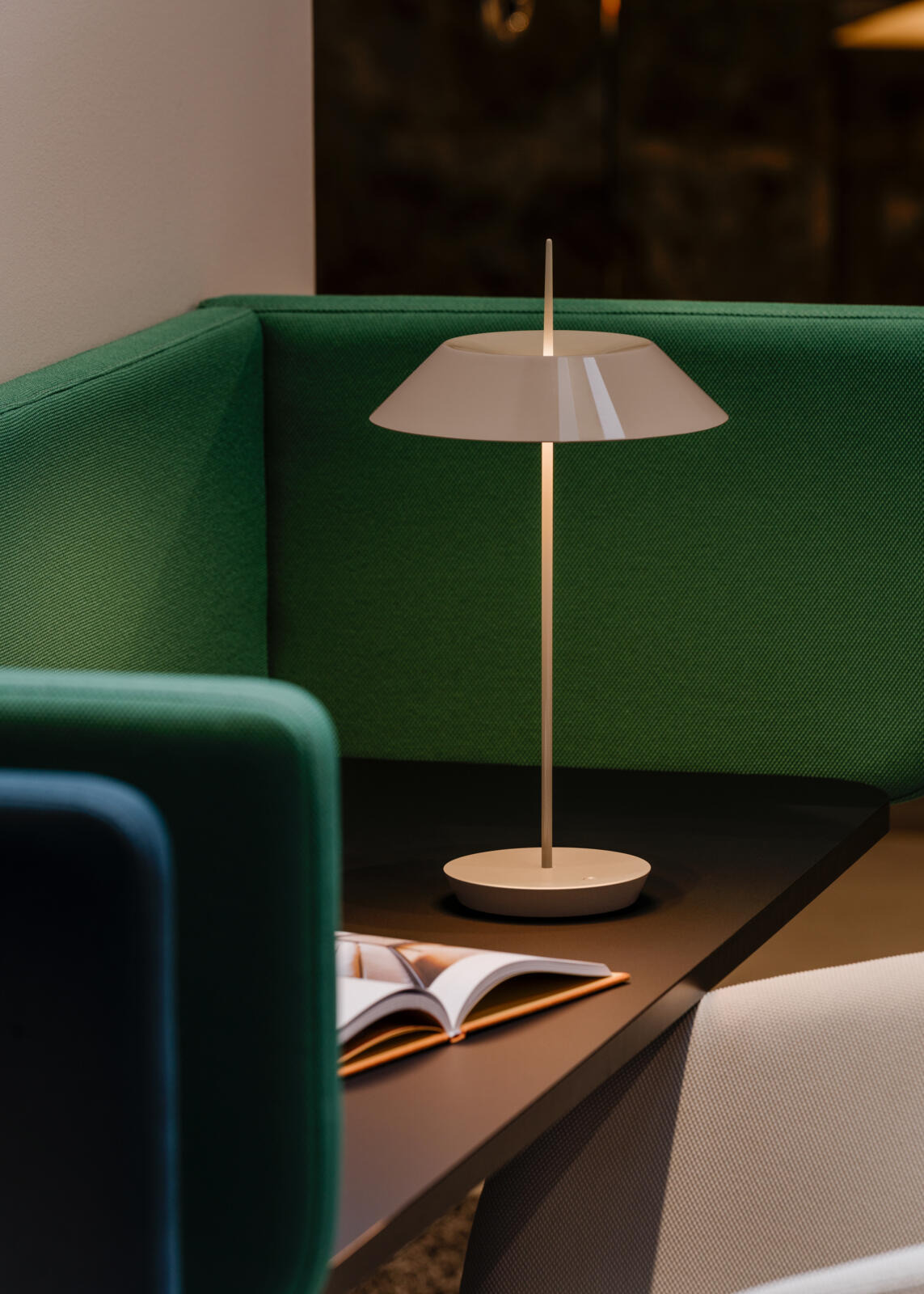 Lampe portable Mayfair Mini en polycarbonate par Diego Fortunato x Vibia Lampe portable Mayfair Mini en polycarbonate par Diego Fortunato x Vibia