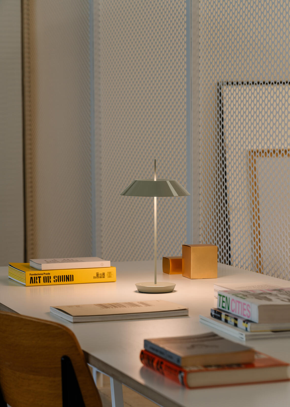 Lampe portable Mayfair Mini en polycarbonate par Diego Fortunato x Vibia Lampe portable Mayfair Mini en polycarbonate par Diego Fortunato x Vibia