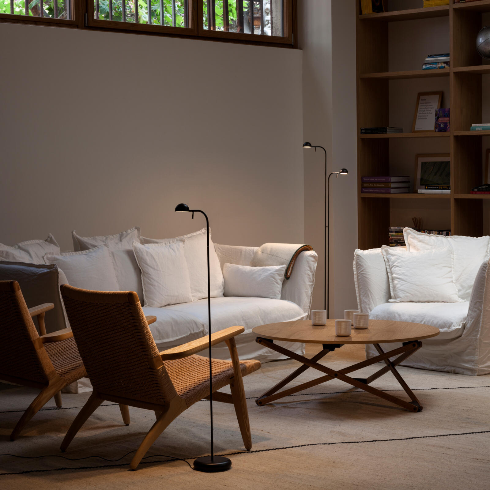 Lampadaire Pin en aluminium par Ichiro Iwasaki x Vibia Lampadaire Pin en aluminium par Ichiro Iwasaki x Vibia