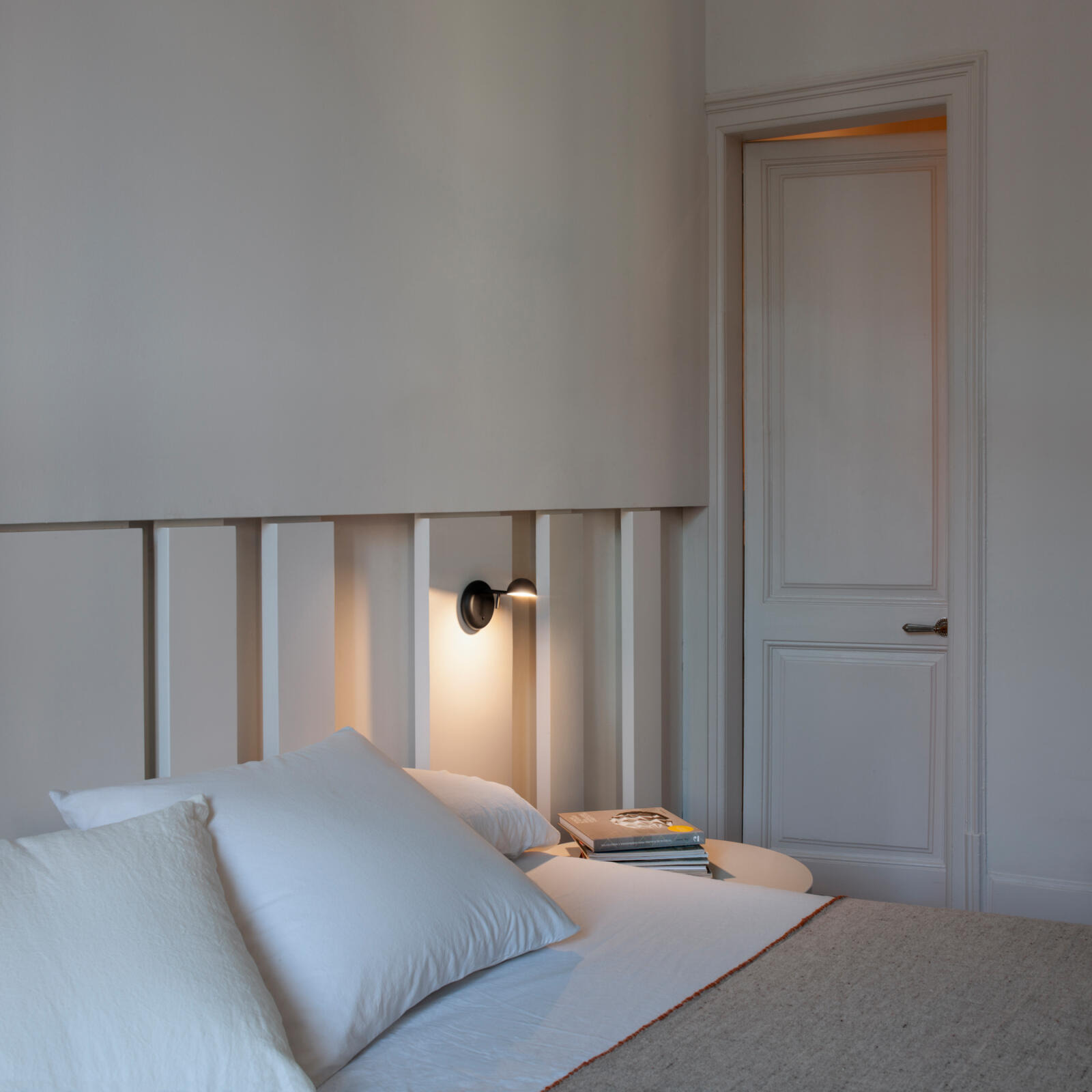 Applique Pin 1675 en aluminium par Ichiro Iwasaki x Vibia Applique Pin 1675 en aluminium par Ichiro Iwasaki x Vibia