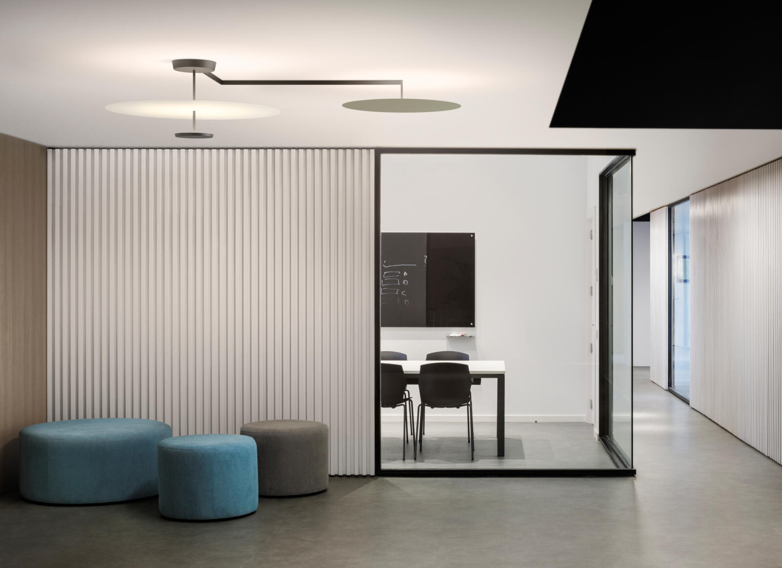 Plafonnier Flat en aluminium par Ichiro Iwasaki x Vibia Plafonnier Flat en aluminium par Ichiro Iwasaki x Vibia