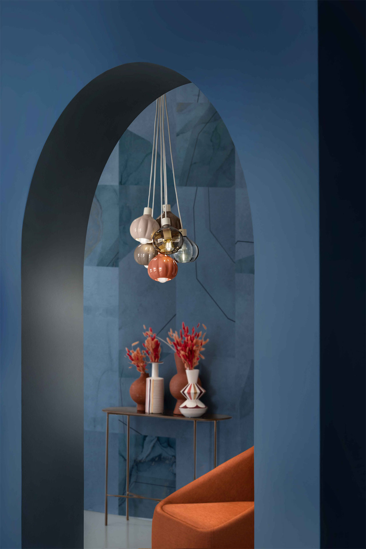 Suspension Afoxé avec 6 abat-jour en céramique et verre au design vintage par Ferroluce Suspension Afoxé avec 6 abat-jour en céramique et verre au design vintage par Ferroluce