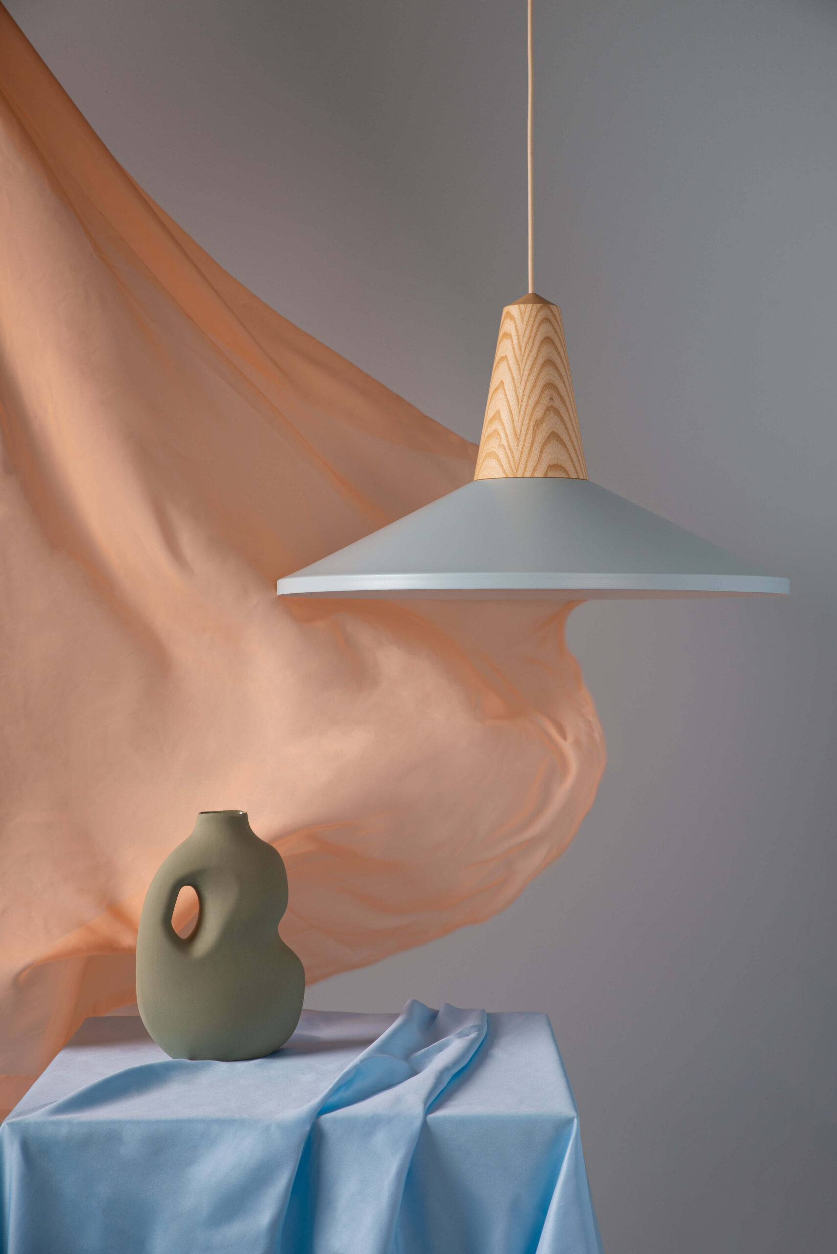 Suspension en Frêne Eikon Shell au design scandinave par Schneid Lighting Suspension en Frêne Eikon Shell au design scandinave par Schneid Lighting