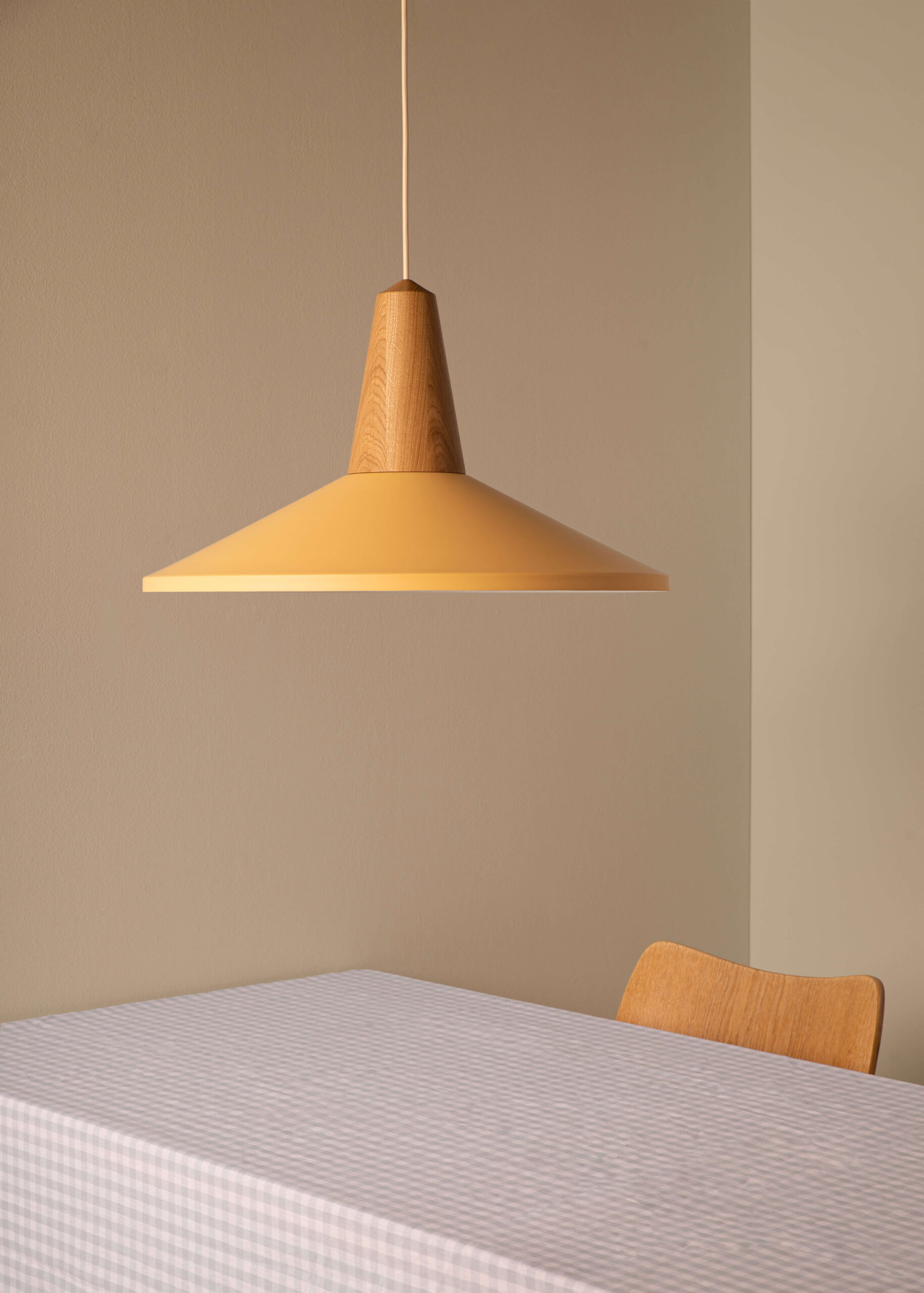 Suspension en Chêne Eikon Shell au design scandinave par Schneid Lighting Suspension en Chêne Eikon Shell au design scandinave par Schneid Lighting