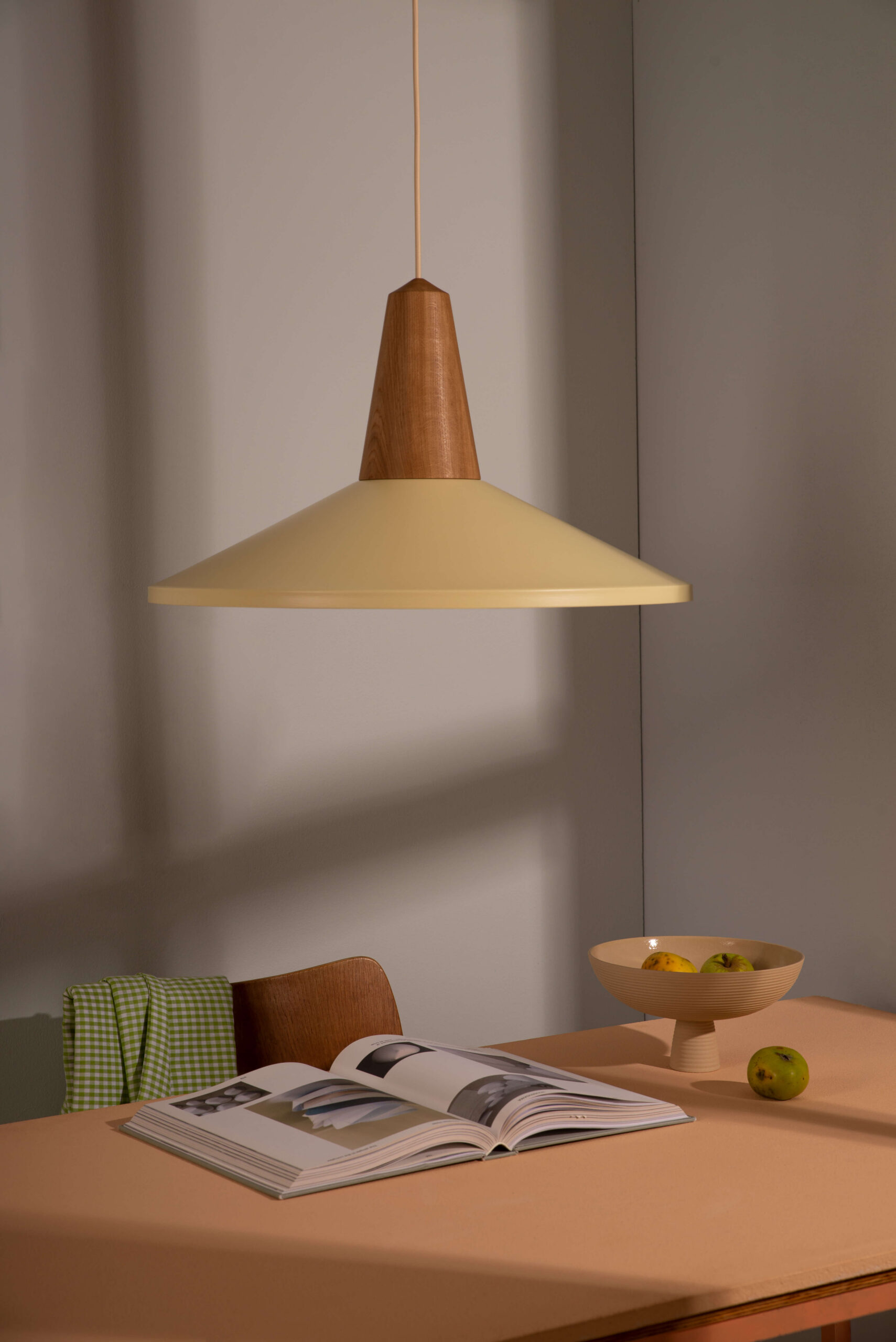 Suspension Eikon Shell en noyer au design scandinave par Schneid Lighting Suspension Eikon Shell en noyer au design scandinave par Schneid Lighting