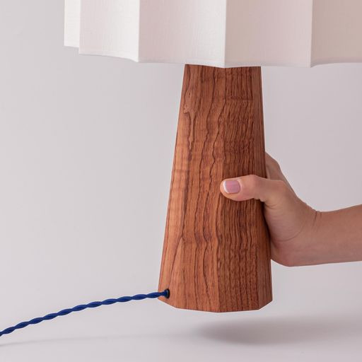 Lampe à poser Rain en bois de châtaignier par Robin Lamps